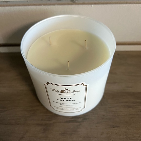 Bath & Body Works White Gardenia 3 Wick Candle. NWT! - Picture 2 of 3